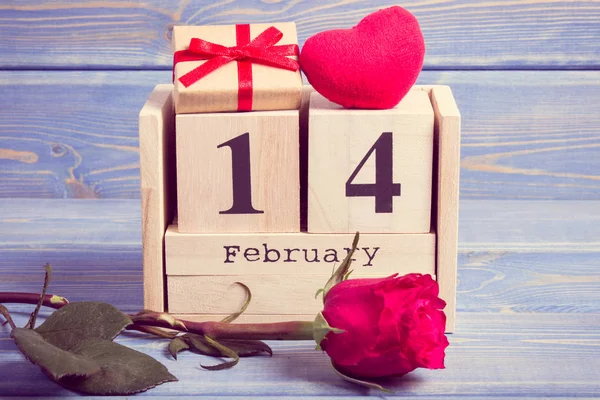 Винтажное фото, кубический календарь с подарком, красное сердце и цветок розы, День Святого Валентина — стоковое фото