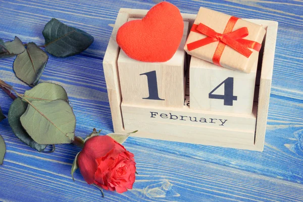 Calendrier cube avec cadeau, coeur rouge et fleur de rose, Saint Valentin — Photo