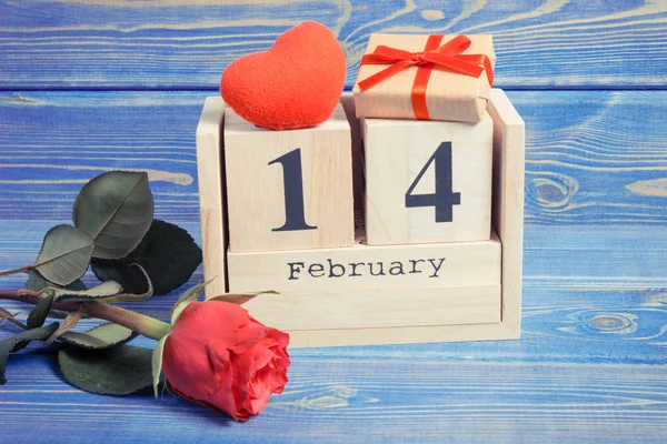 Vintage foto, Calendário do cubo com presente, coração vermelho e rosa flor, dia dos namorados — Fotografia de Stock