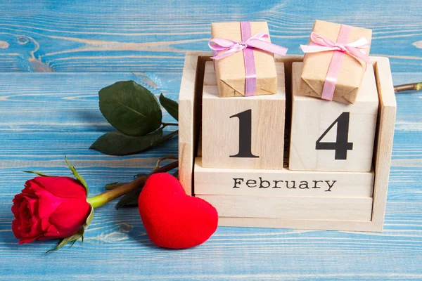 Kubus kalender met cadeau, rood hart en roze bloem, Valentijnsdag — Stockfoto