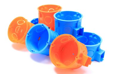 Turuncu ve mavi elektrik kutuları yığını. Beyaz arka plan