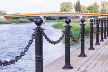 Konin, Polonya - 18 Haziran 2016: Dolgu Lehçe kasaba Konin Warta Nehri