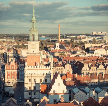 Poznan, Polonya - 30 Ağustos 2016: Vintage Fotoğraf, Belediye, şehir Poznan batımında eski ve modern binalar