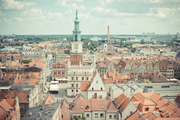 Poznań - 28 czerwca 2016: Vintage zdjęcie, Ratusz, stary i nowoczesne budynki w mieście Polski Poznań — Zdjęcie stockowe