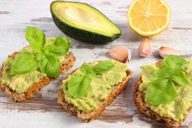 Taze avokado ve malzemeler, sağlıklı gıda ve beslenme hamur sandviçle