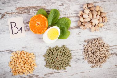 Ürün ve malzemeler içeren vitamin B1 ve diyet lifi, sağlıklı beslenme