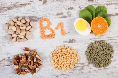Ürün ve malzemeler içeren vitamin B1 ve diyet lifi, sağlıklı beslenme