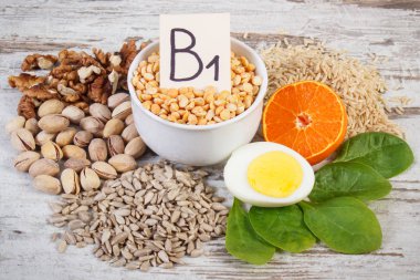 Ürün ve malzemeler içeren vitamin B1 ve diyet lifi, sağlıklı beslenme
