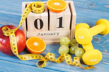 Küp takvim, meyve, halter ve şerit metre, yeni yıl kararları