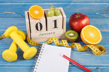 Küp takvim, meyve, halter ve şerit metre, yeni yıl kararları