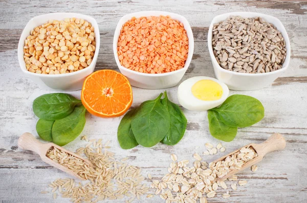 Produkte und Inhaltsstoffe, die Vitamin b1 und Ballaststoffe enthalten, gesunde Ernährung — Stockfoto