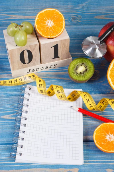 Calendário de cubo, frutas, halteres e fita métrica, resoluções de anos novos — Fotografia de Stock