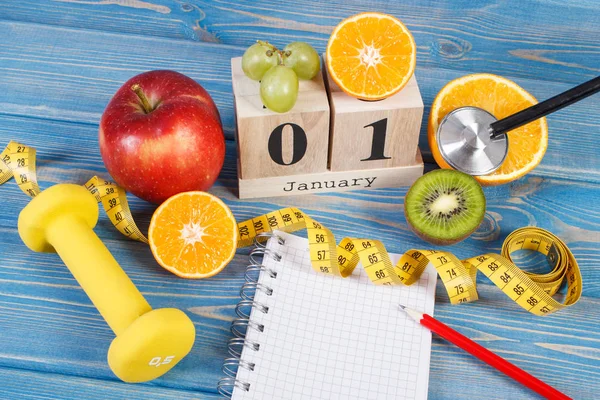 Cube calendar, fruits, dumbbells and tape measure, new years resolutions — Stock Photo, Image
