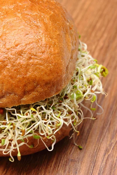 Kepekli ekmek rulo yonca ve turp filizi ile