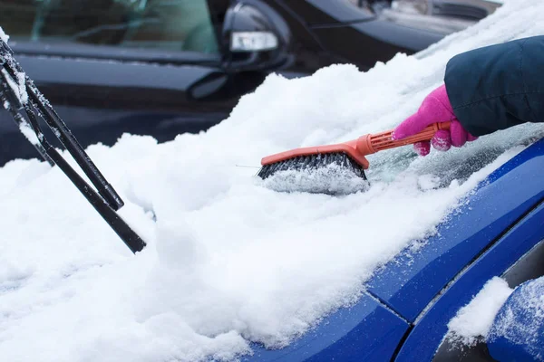 Mano de mujer usando cepillo y quitar la nieve del coche y el parabrisas —  Fotos de Stock