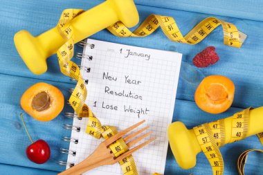 Yeni yıl kararları defterde mavi tahtada yazılı