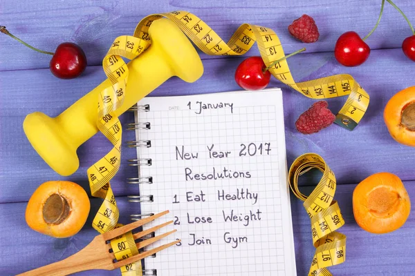 New year resolutions written in notebook on purple board — Stock Photo, Image