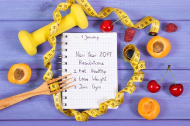 Yeni yıl kararları defterde mor tahtada yazılı