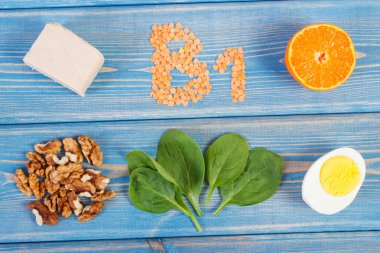 Ürün ve malzemeler içeren vitamin B1 ve diyet lifi, sağlıklı beslenme