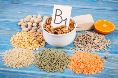 Ürün ve malzemeler içeren vitamin B1 ve diyet lifi, sağlıklı beslenme