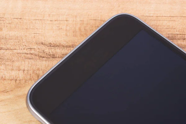 Мобильный телефон с пустым экраном на столе, смартфон — стоковое фото