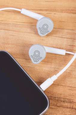 Kulaklıklı cep telefonu.