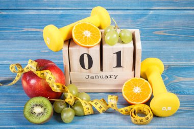 Küp takvim, meyve, halter ve şerit metre, yeni yıl kararları