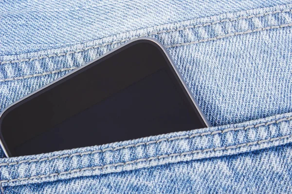 Teléfono móvil con pantalla en blanco en jeans de bolsillo, smartphone — Foto de Stock