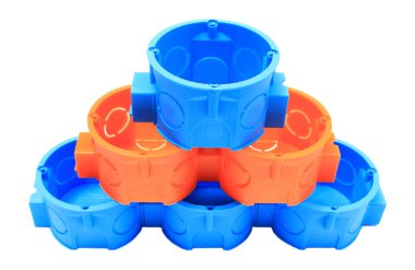 Mavi ve turuncu elektrik kutuları yığını. Beyaz arka plan