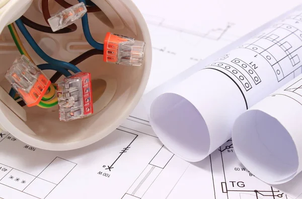 Caixa elétrica com cabos e diagramas no desenho de construção — Fotografia de Stock