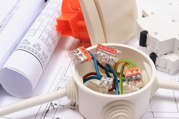 Components for electrical installations and construction diagrams — Stock Photo, Image