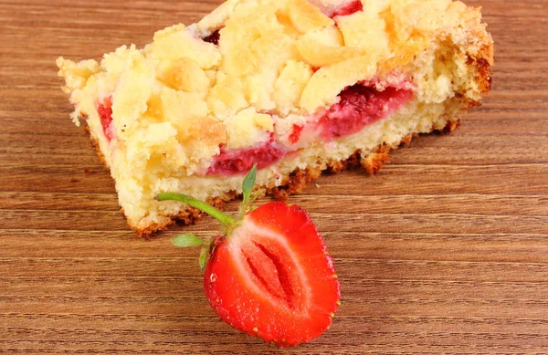 Frisch gebackener Hefekuchen mit Erdbeeren auf Holztisch — Stockfoto