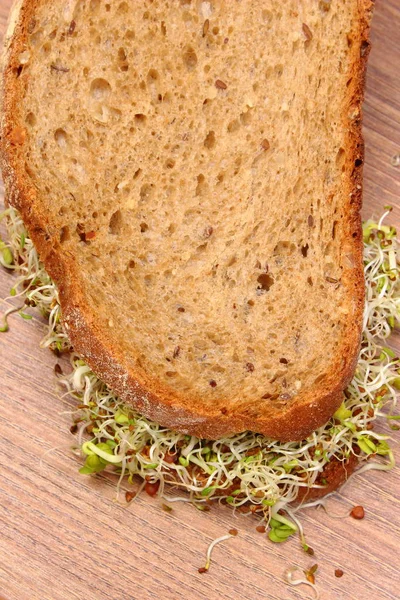 Yonca ve turp lahanası ile kepekli ekmek — Stok fotoğraf
