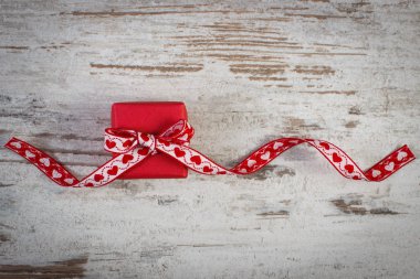 Sevgililer günü için kırmızı kurdele ile sarılmış hediye