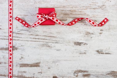 Kırmızı kurdele ile sarılmış hediye Sevgililer günü, kopya alanı metin için