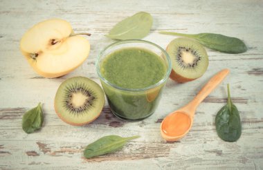 Vintage Fotoğraf, ıspanak, elma ve ahşap zemin, sağlıklı beslenme üzerine bal ile kivi kokteyl