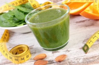 Malzemeler, ıspanak ve santimetre ahşap arka plan, sağlıklı beslenme ve zayıflama taze kokteyl