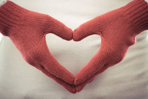 Vintage foto, Hand in wollen handschoenen gerangschikt in de vorm van hart, symbool van de liefde — Stockfoto