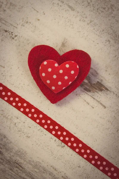 老式的照片，红色的心，用丝带的情人节那天装饰 — 图库照片