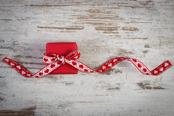 Sevgililer günü için kırmızı kurdele ile sarılmış hediye