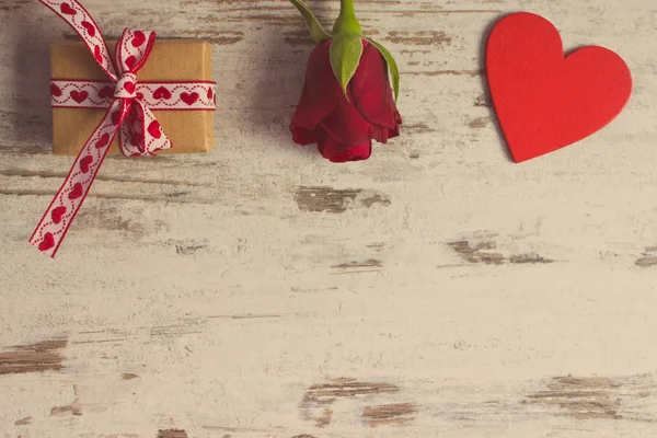 Şerit, kırmızı kalp ve gül ile sarılmış hediye Sevgililer günü, kopya alanı metin için