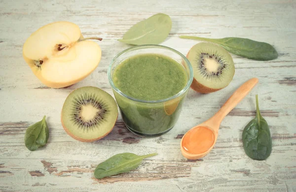 Vintage Fotoğraf, ıspanak, elma ve ahşap zemin, sağlıklı beslenme üzerine bal ile kivi kokteyl