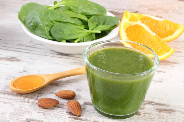 Malzemeler ve ıspanak ahşap zemin, sağlıklı beslenme üzerine gelen taze kokteyl