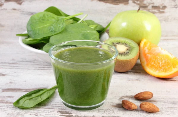 Malzemeler ve ıspanak ahşap zemin, sağlıklı beslenme üzerine gelen taze kokteyl