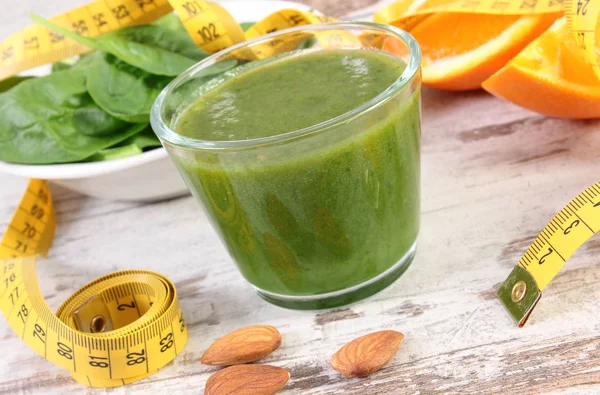 Malzemeler, ıspanak ve santimetre ahşap arka plan, sağlıklı beslenme ve zayıflama taze kokteyl
