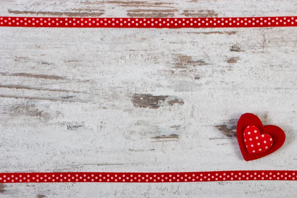 红色的心，用丝带为情人节装饰 — 图库照片#