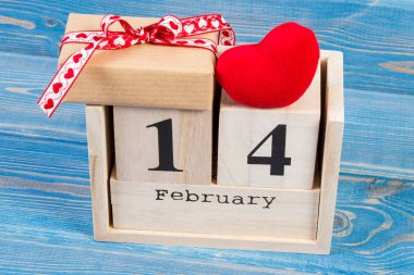 Takvim hediye ve kırmızı kalp, Sevgililer günü ile küp