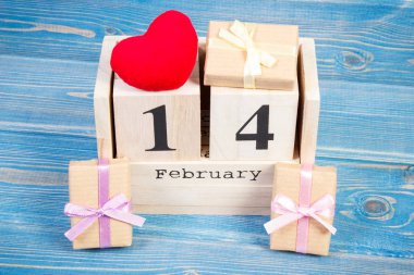 Hediyeler ve kırmızı kalp, Sevgililer günü ile küp takvim