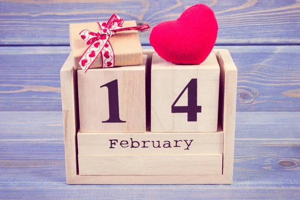 Foto vintage, Calendário de cubo com presente e coração vermelho, Dia dos Namorados — Fotografia de Stock