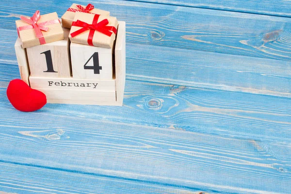 Kubus kalender met giften en rood hart, Valentijnsdag — Stockfoto